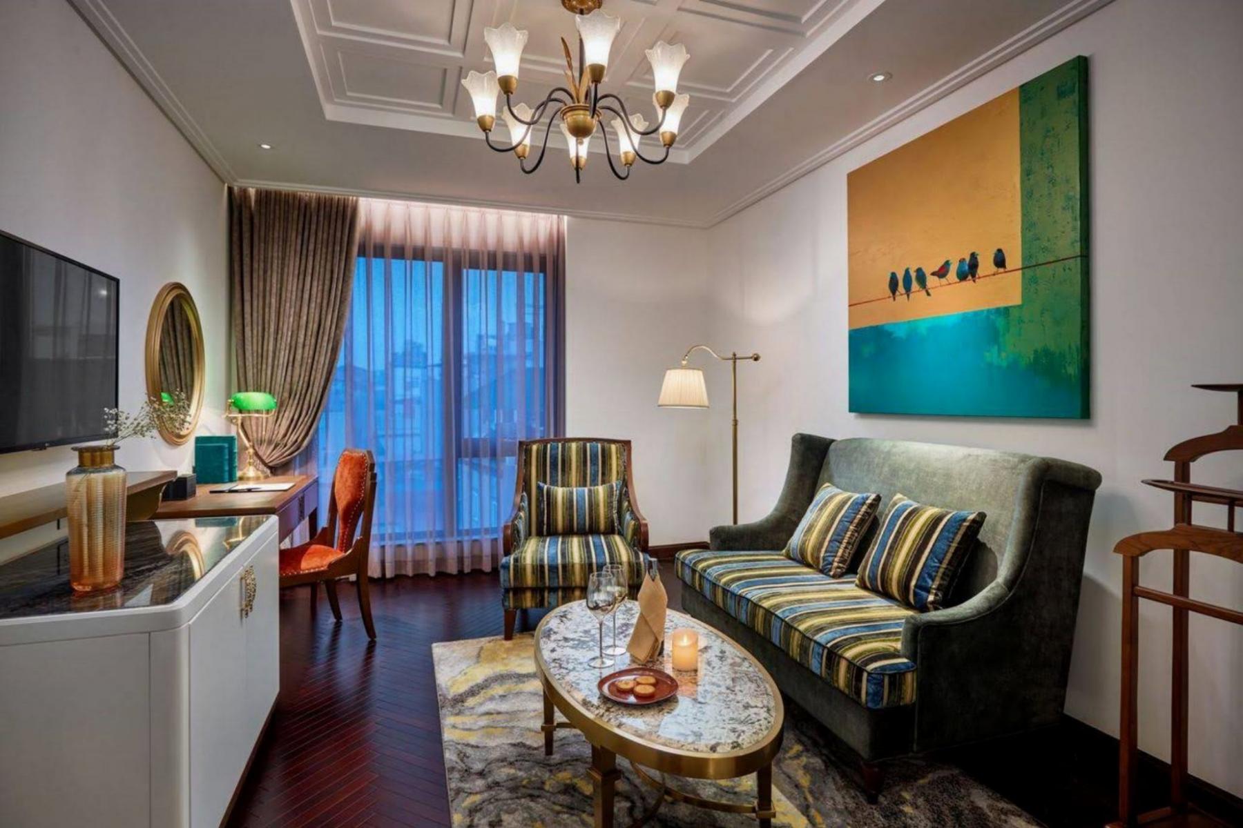 góc nhỏ trong phòng ngủ của Peridot Grand Luxury Boutique Hotel