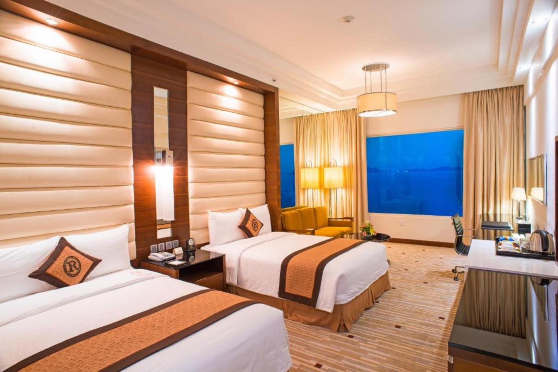 phòng deluxe của khách sạn Vài nét về Royal Ha Long Hotel