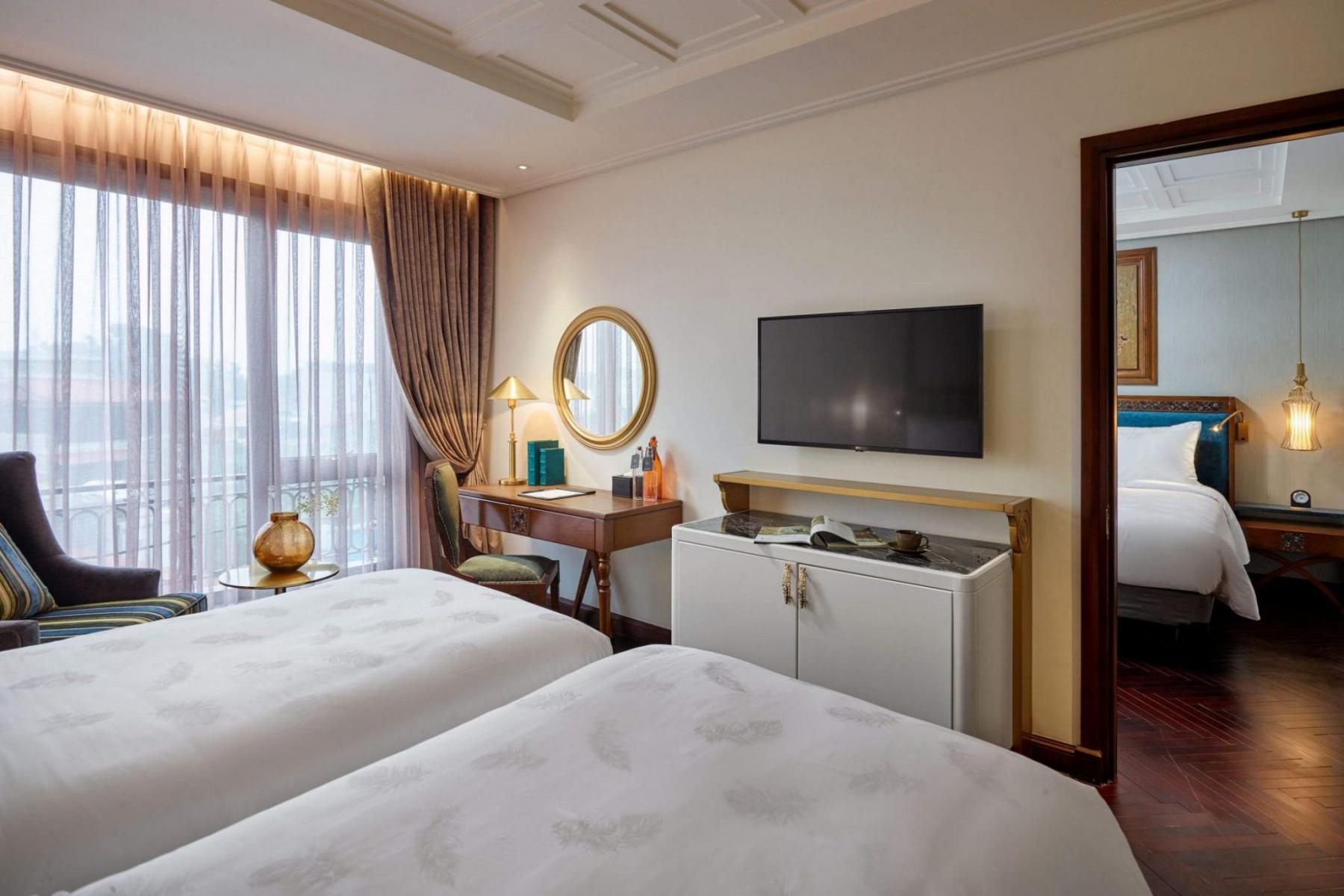 phòng premier kết nối của Peridot Grand Luxury Boutique Hotel