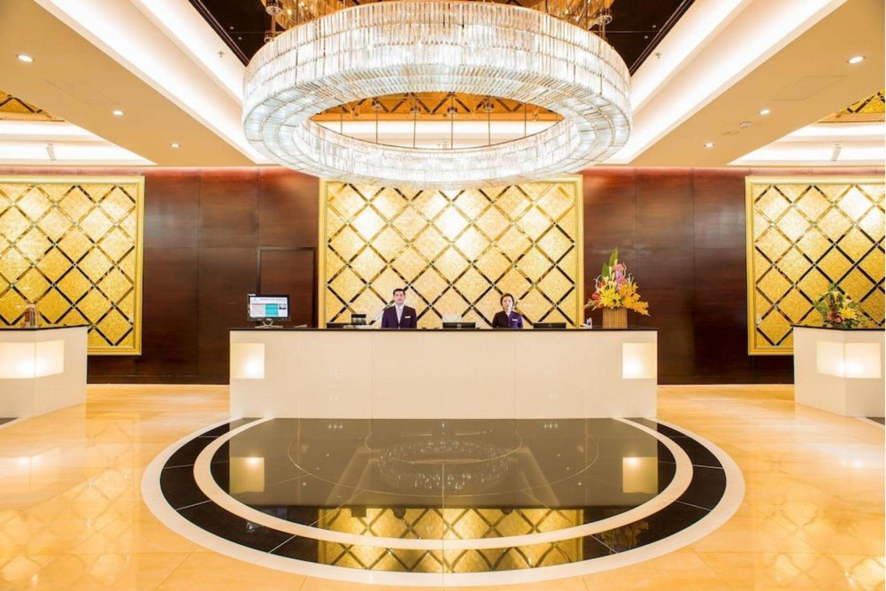 quầy lễ tân của Vài nét về Royal Ha Long Hotel