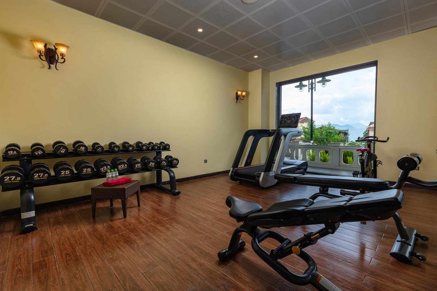 Phòng tập gym liền kề bể bơi trong nhà