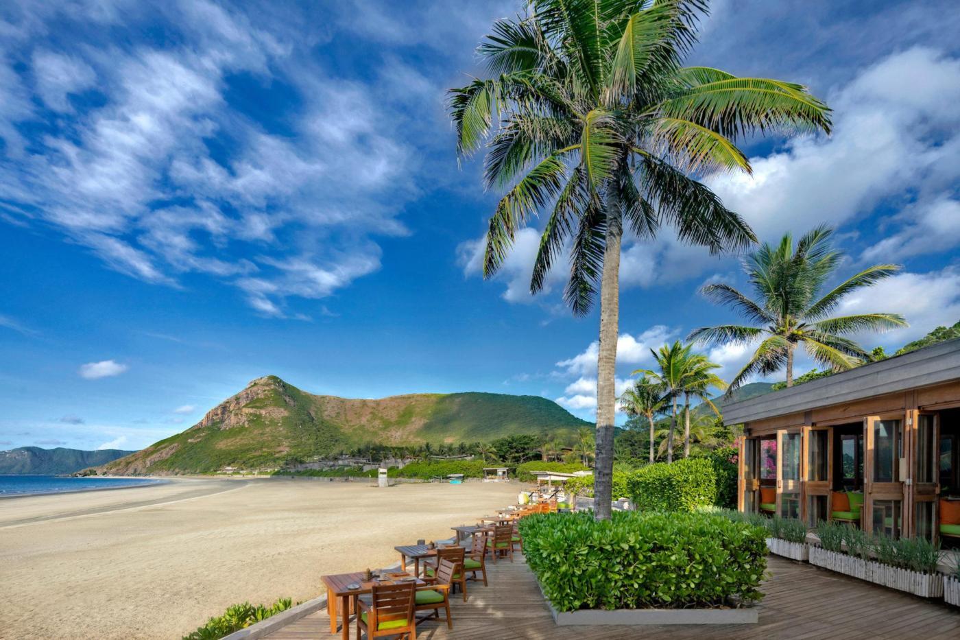 Nhà Hàng By The Beach