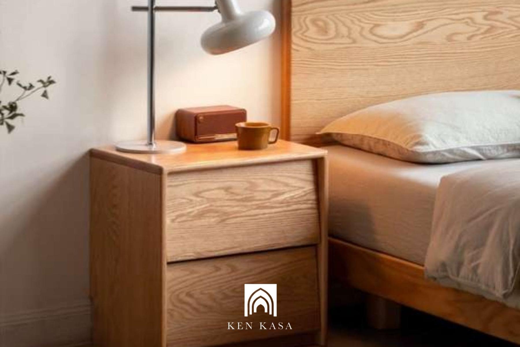 B&agrave;n đầu giường nhỏ gọn, đủ c&ocirc;ng năng sử dụng