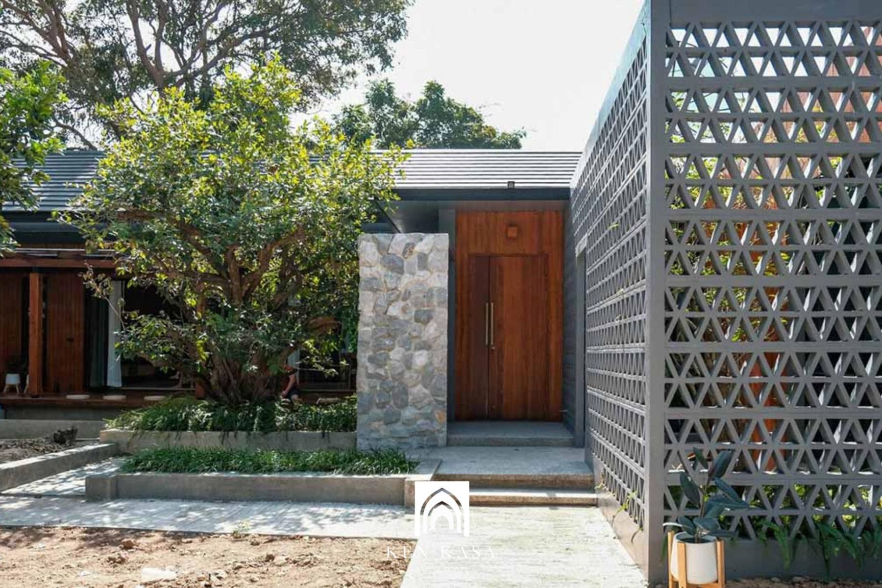 Gạch kh&ocirc;ng tr&aacute;t v&agrave; gạch b&ocirc;ng gi&oacute;