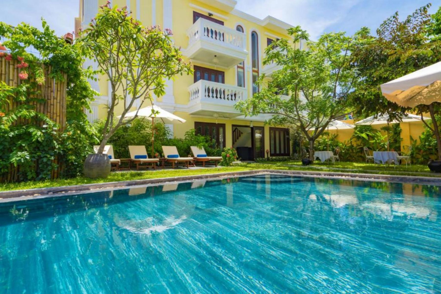 bể bơi của Hoian Central Hotel