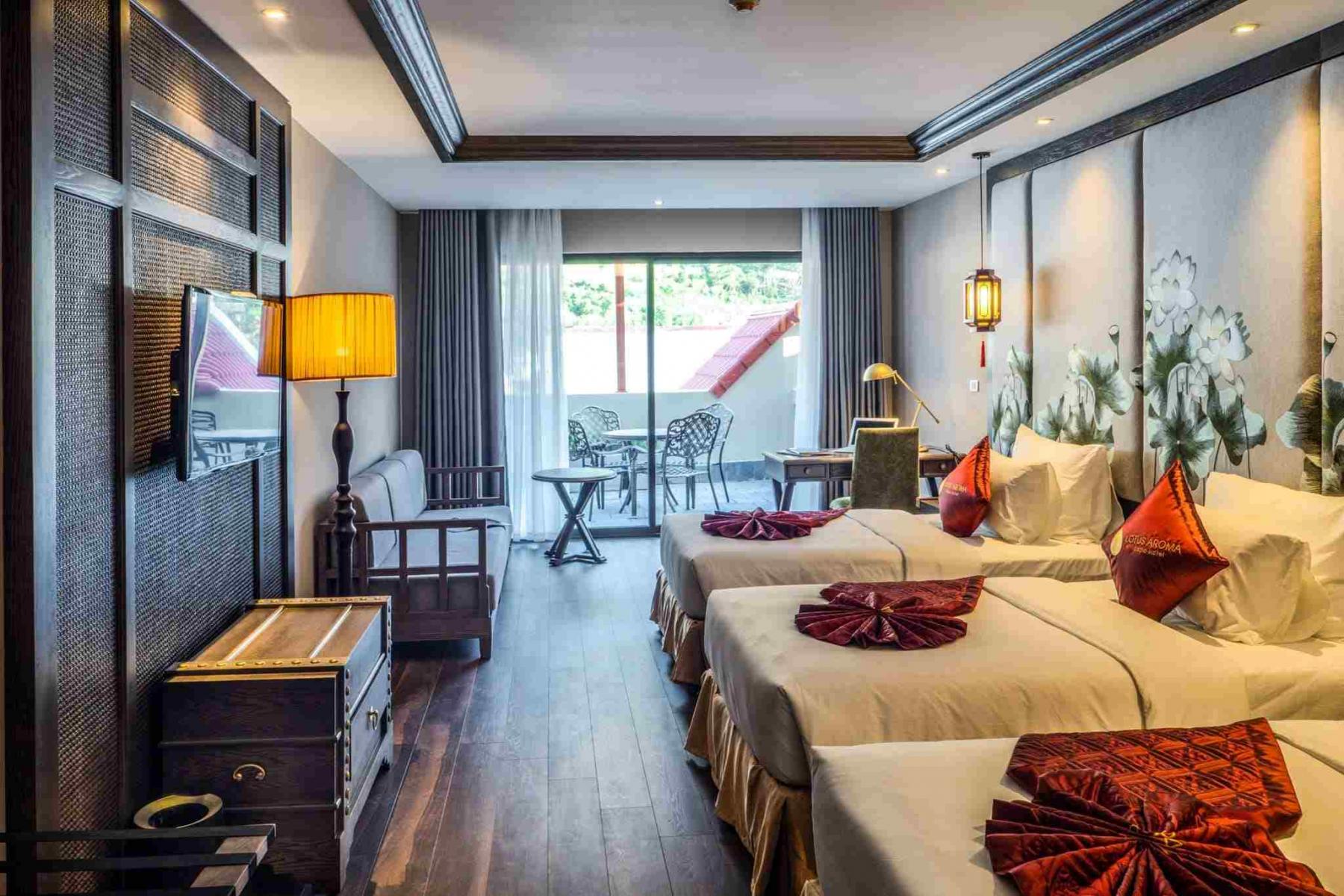 Hệ thống cửa kính lớn tại Lotus Aroma Sapa Hotel 