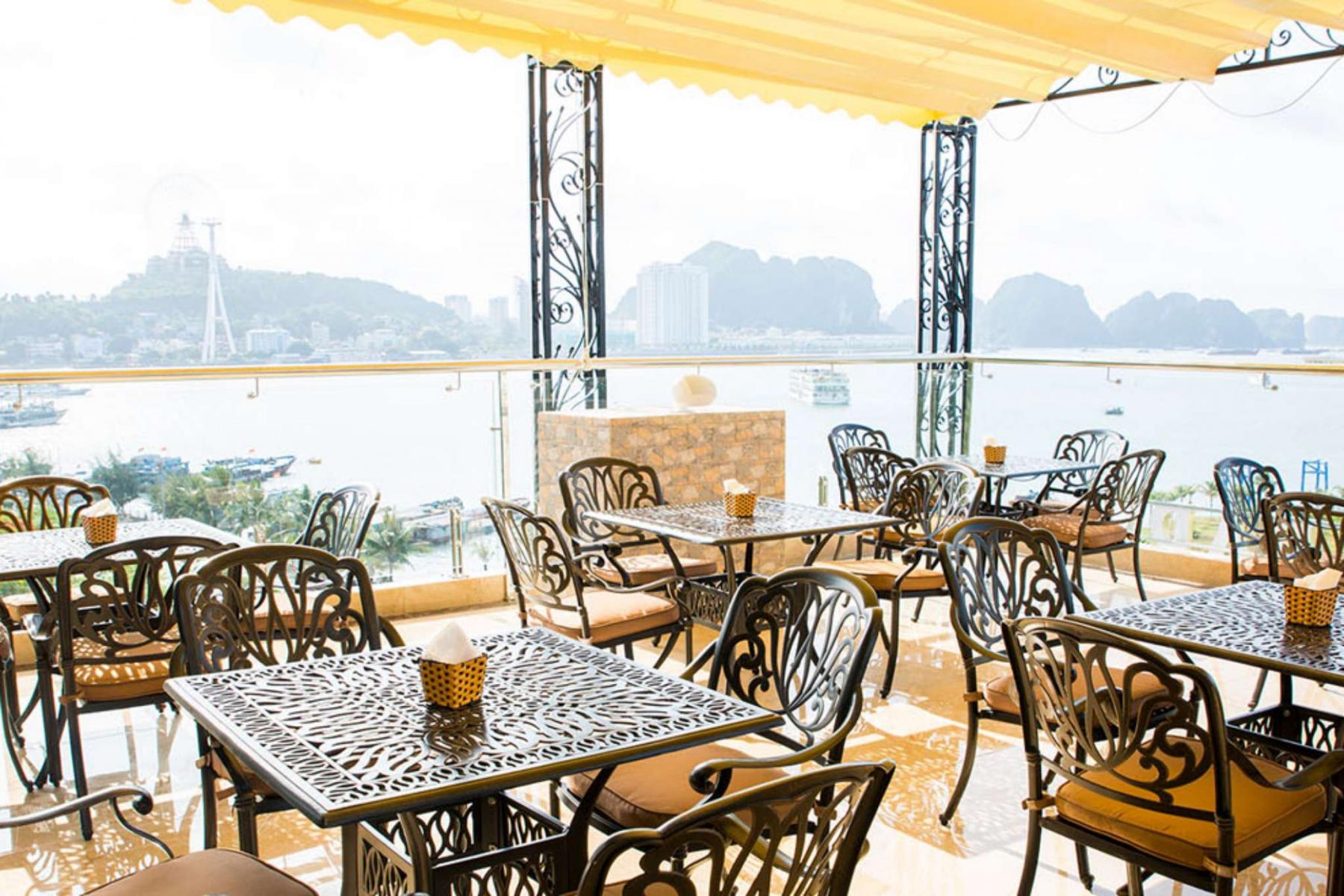 Khu vực bar ngoài trời của Vincent Ha Long Hotel