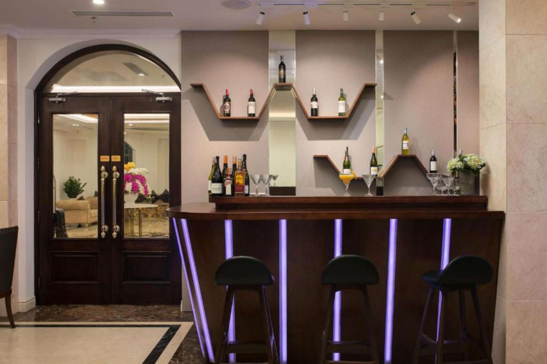 Quầy bar của Halios Ha Long Hotel