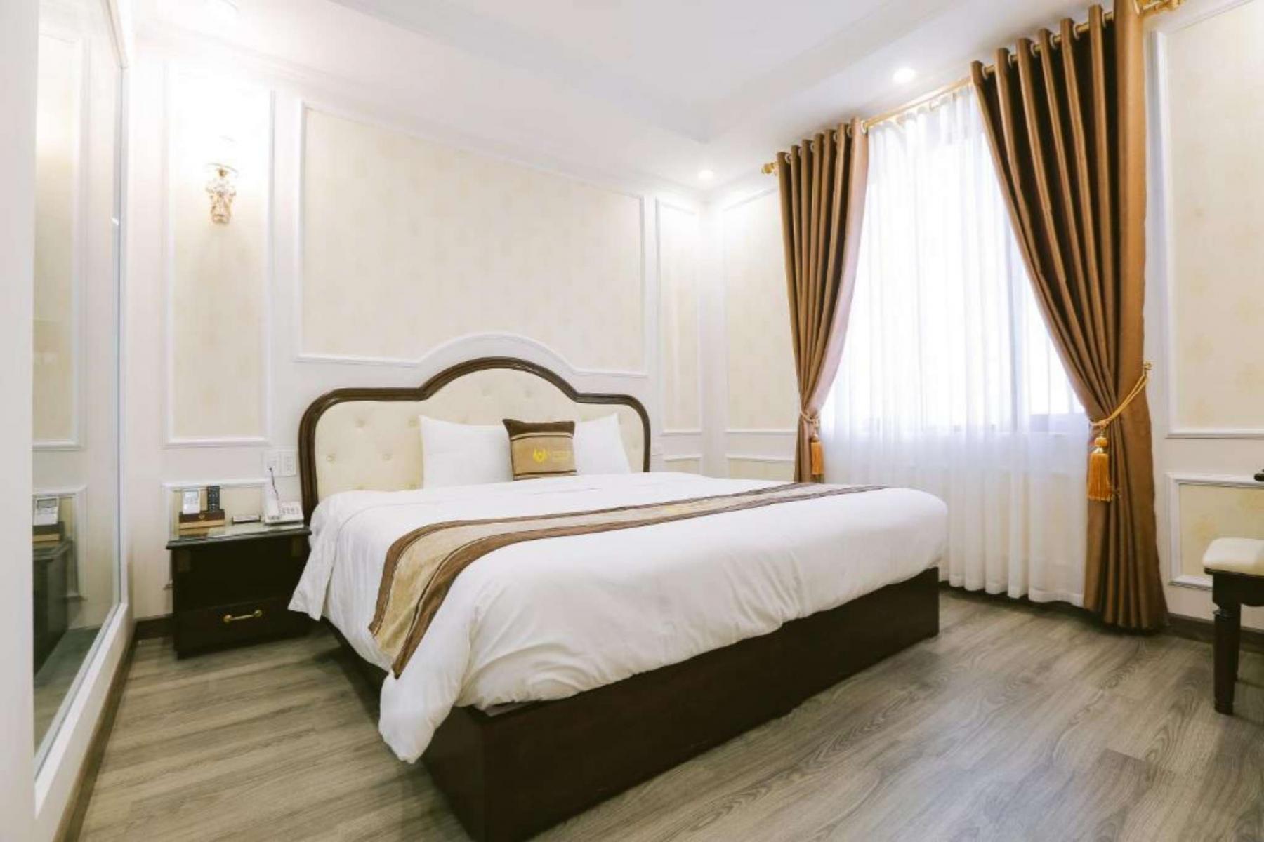 Hạng phòng Suite với 1 giường đôi cực lớn của Vincent Ha Long Hotel