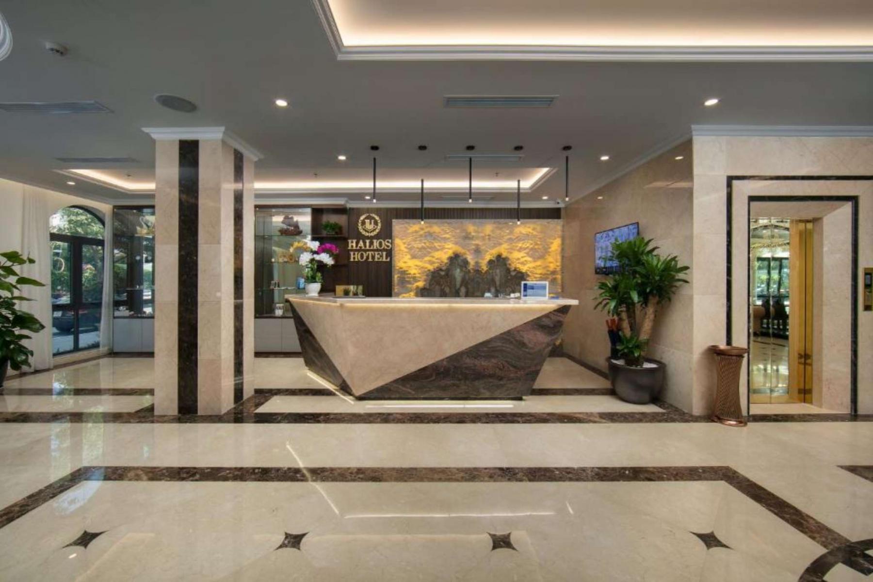 quầy lễ tân của Halios Ha Long Hotel