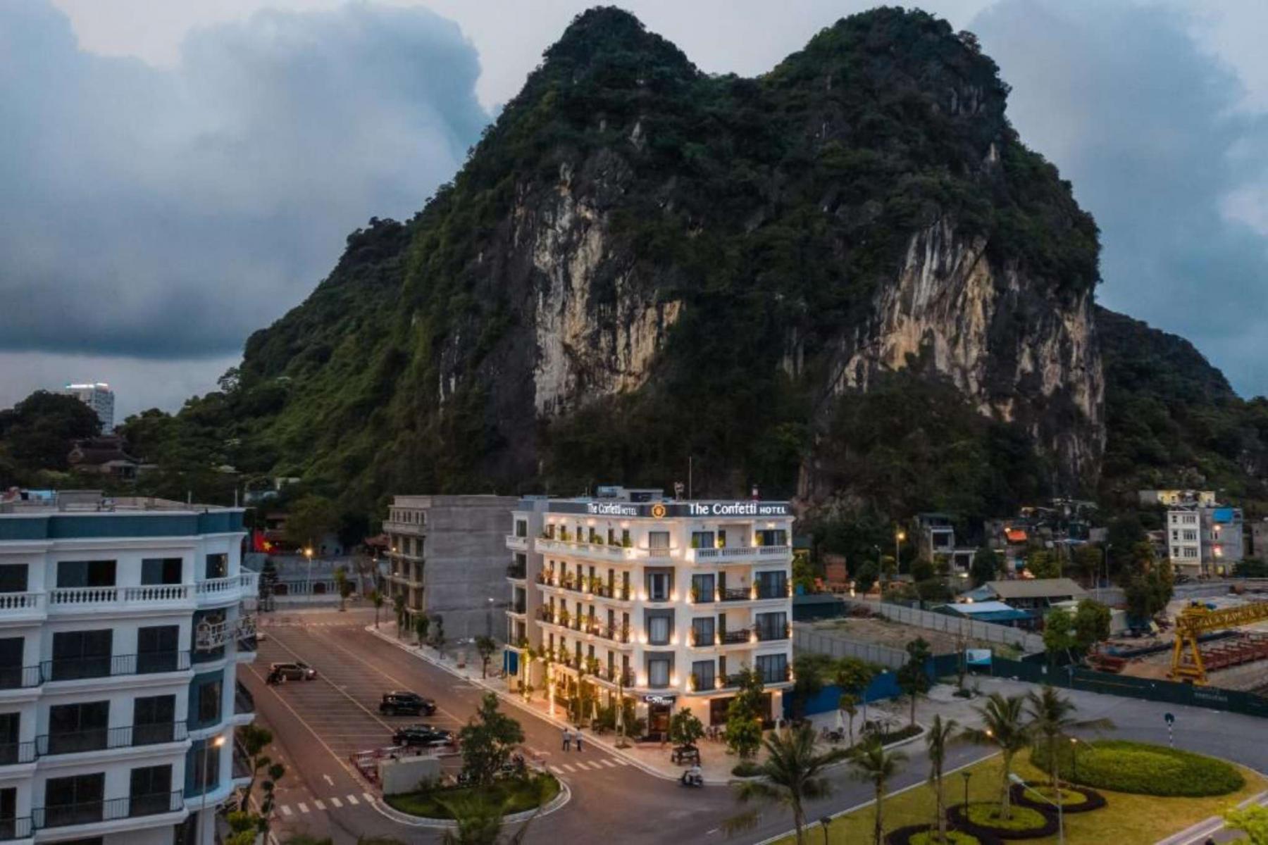 The Confetti Ha Long Hotel khi nhìn từ xa