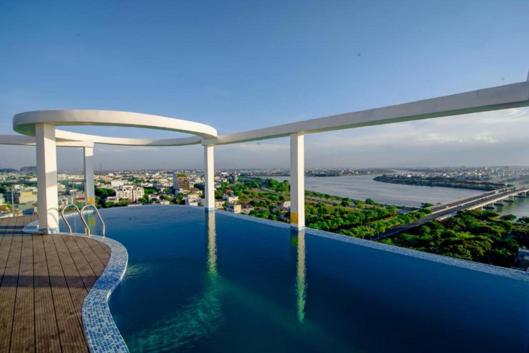 bể bơi của EX Da Nang Luxury Hotel