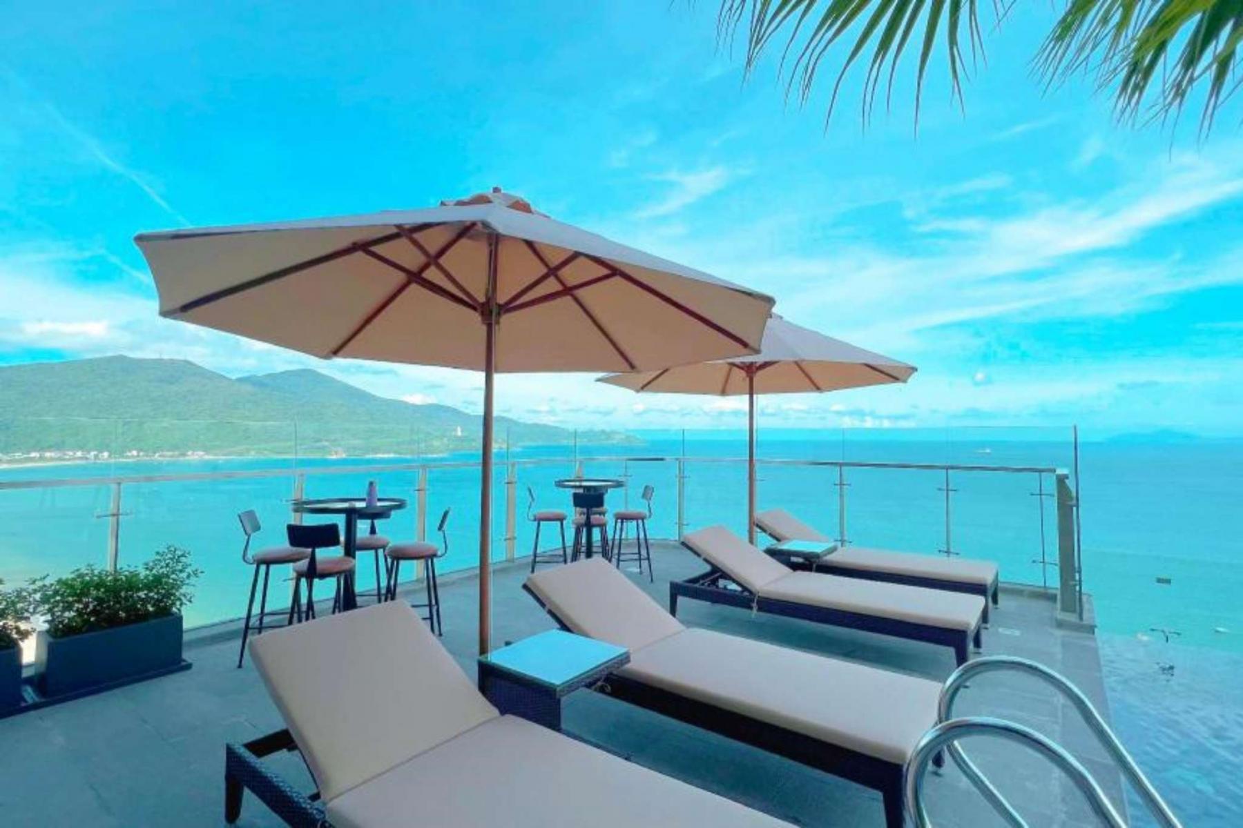 Ifinity pool bar của Peninsula Hotel Da Nang 