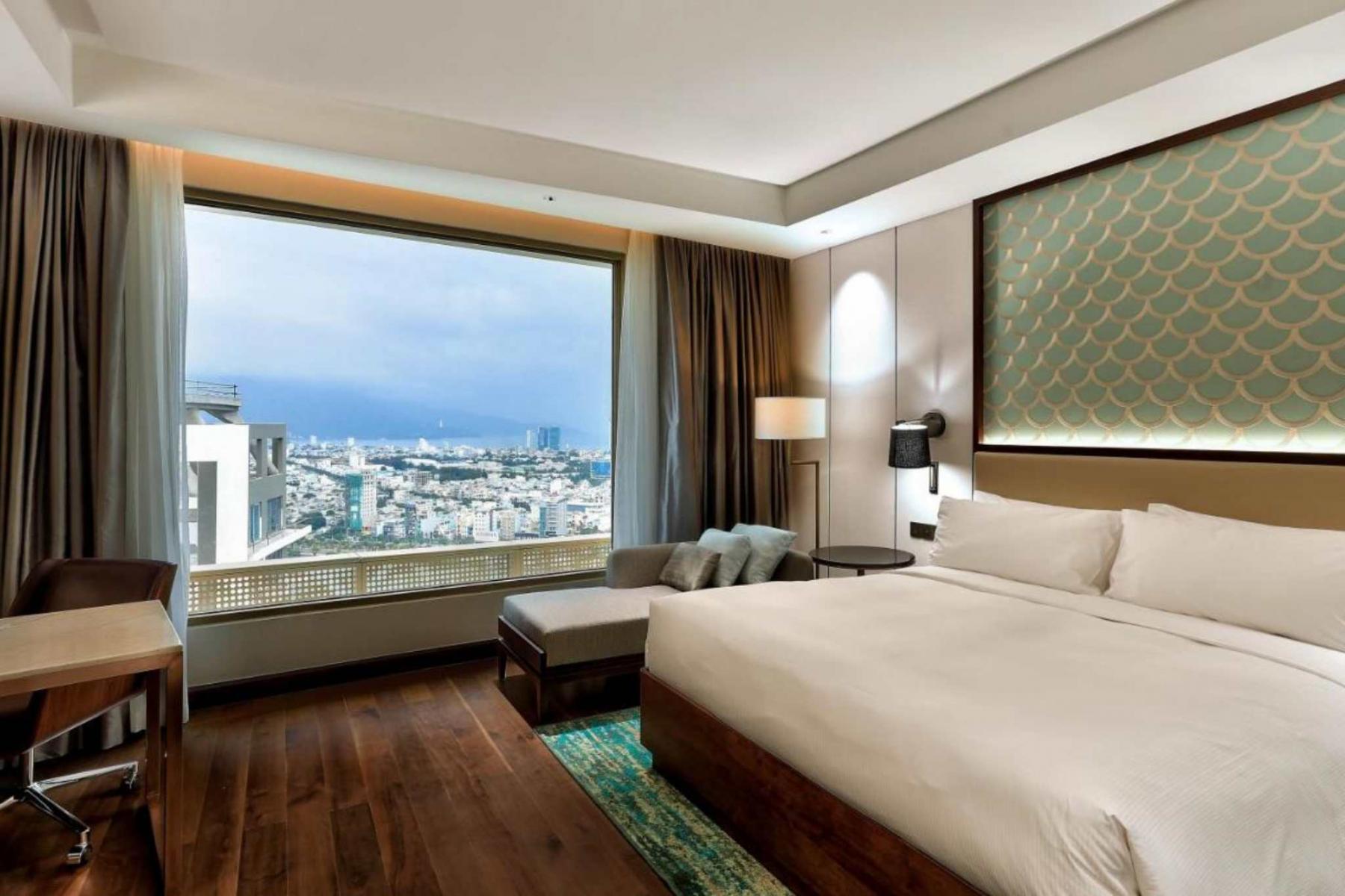 Phòng king one bedroom suite city view của Hilton Da Nang Hotel