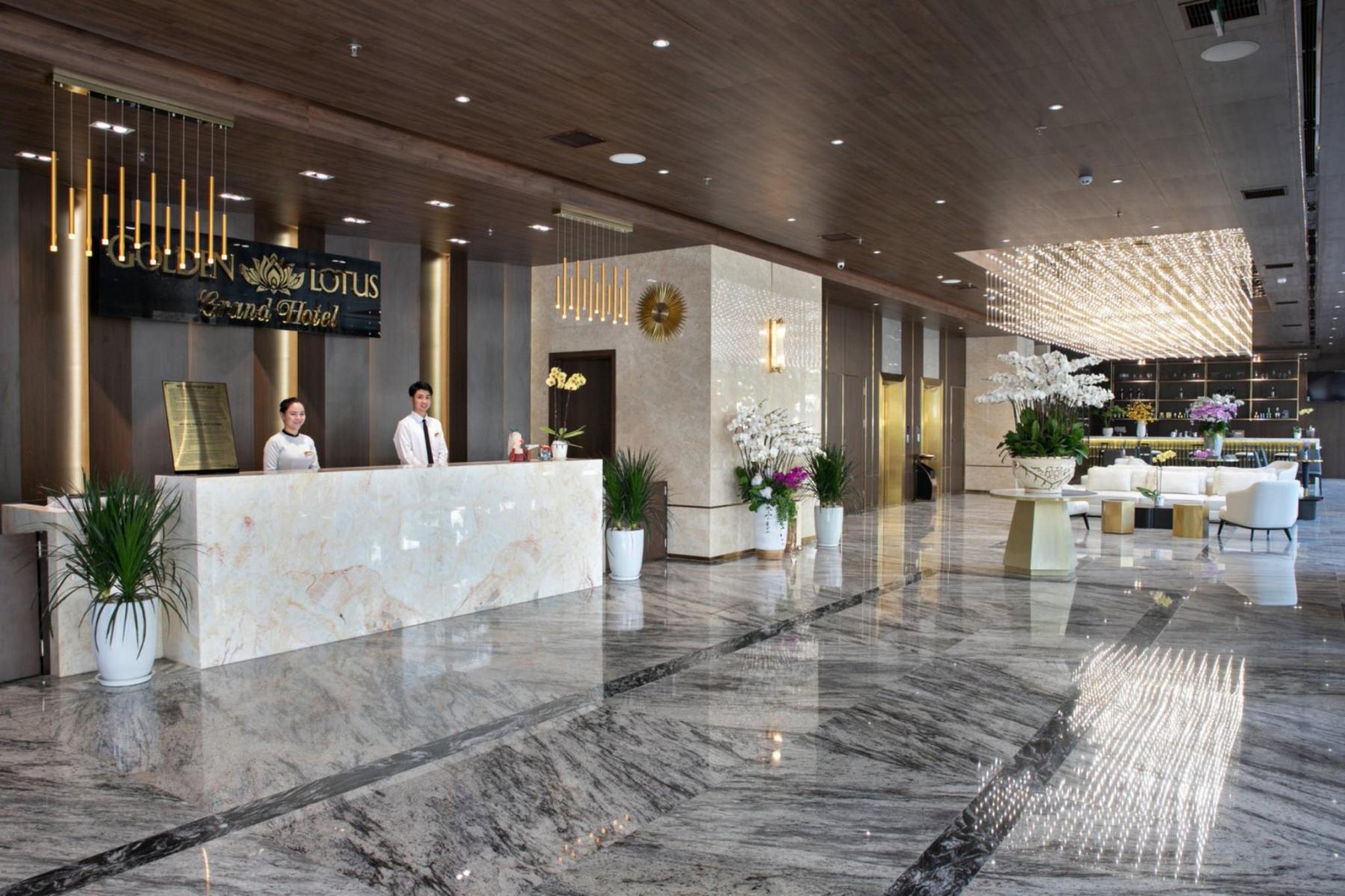 sảnh chính của Golden Lotus Grand Hotel