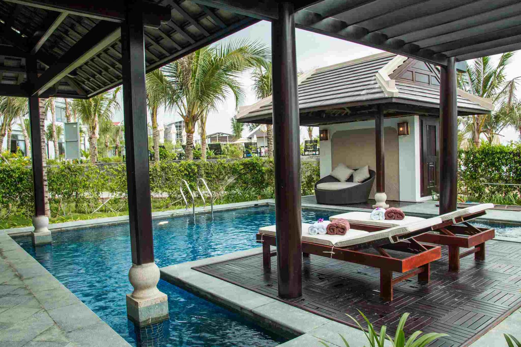 Hồ bơi và chòi tắm nắng tại Beach Front Pool Villa