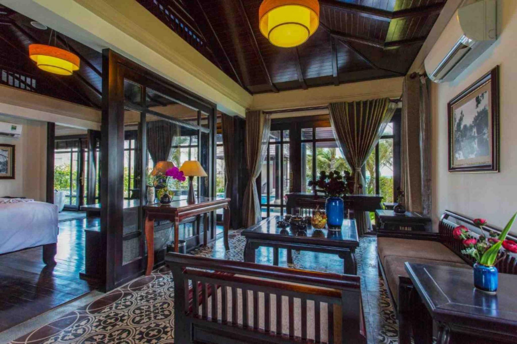 Không gian phòng khách căn Beach Front Pool Villa