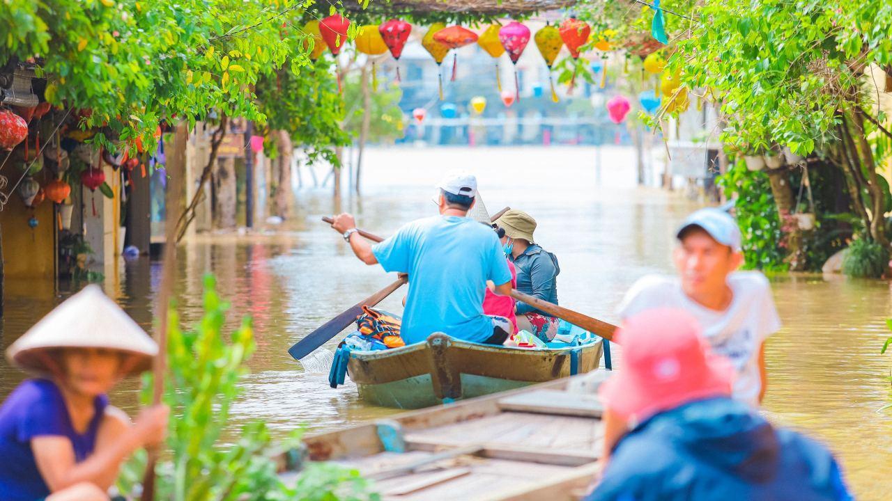 Vào màu mưa Hội An vẫn phải triển du lịch