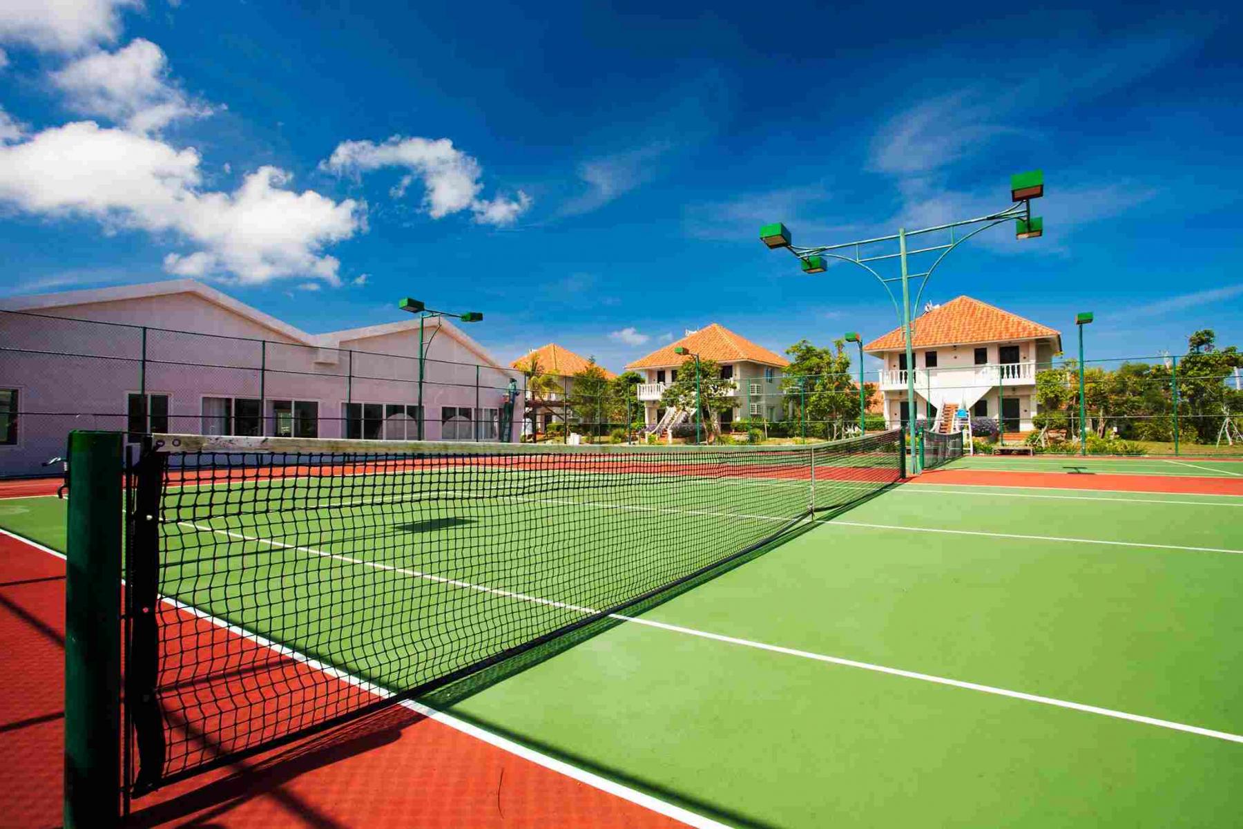 Sân tennis tại Mercury Phú Quốc Resort & Villas