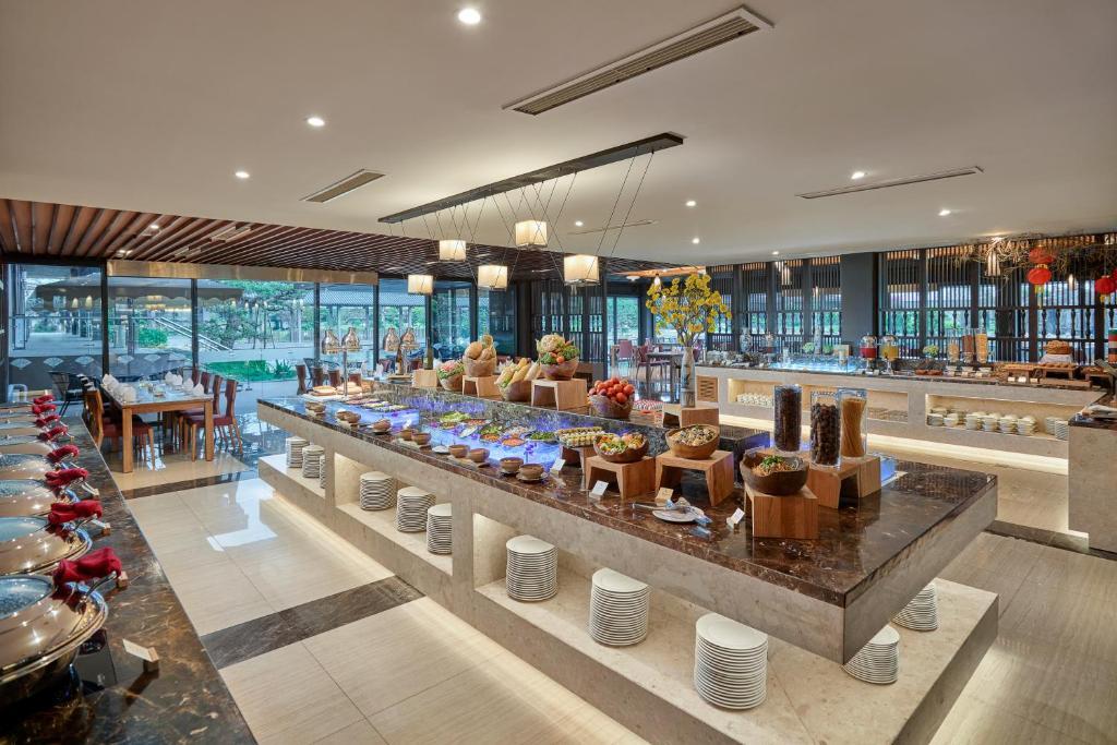 Không gian nhà hàng và quầy bar của Kawara Mỹ An Onsen Resort 