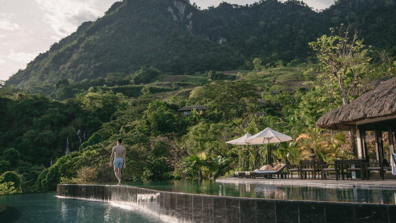 Cloud Pool Bar tại Avana Retreat Resort Hòa Bình