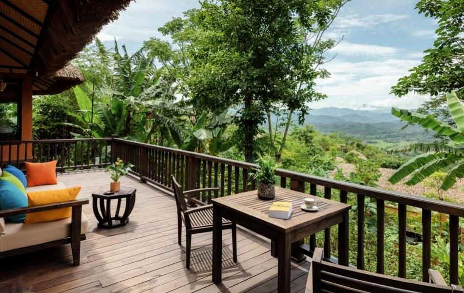 Ban công các căn bungalow tại  Avana Retreat Resort Hòa Bình