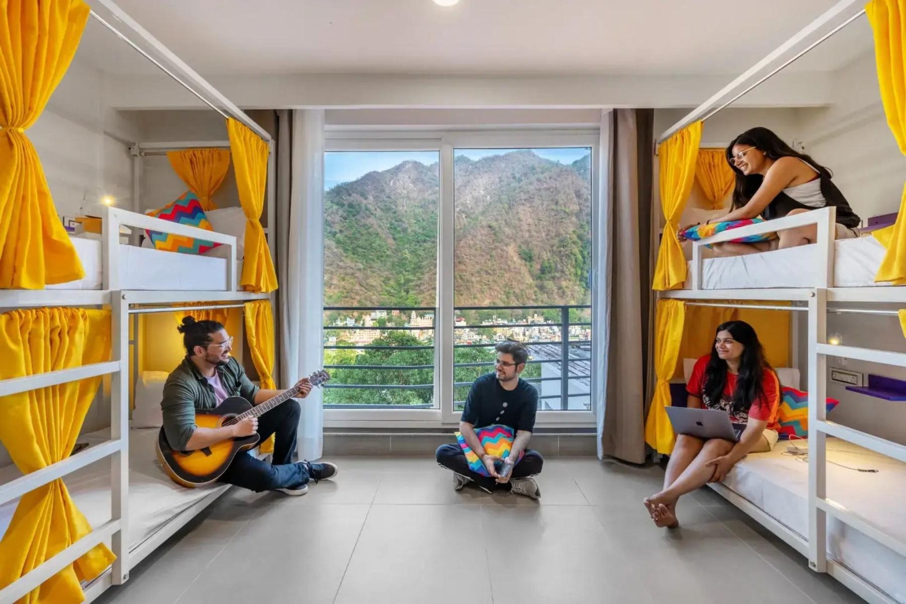 Lối đi đồng nhất với phong cách chung của hostel để tạo sự liền mạch và hài hoà 