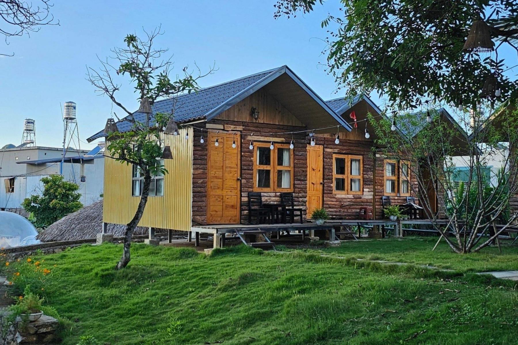 ánh sáng tự nhiên bên ngoài thiết kế nội thất homestay diện tích nhỏ