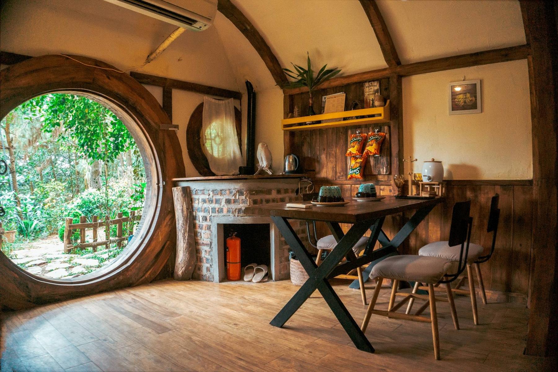 thiết kế nội thất homestay gỗ nhà hobbit